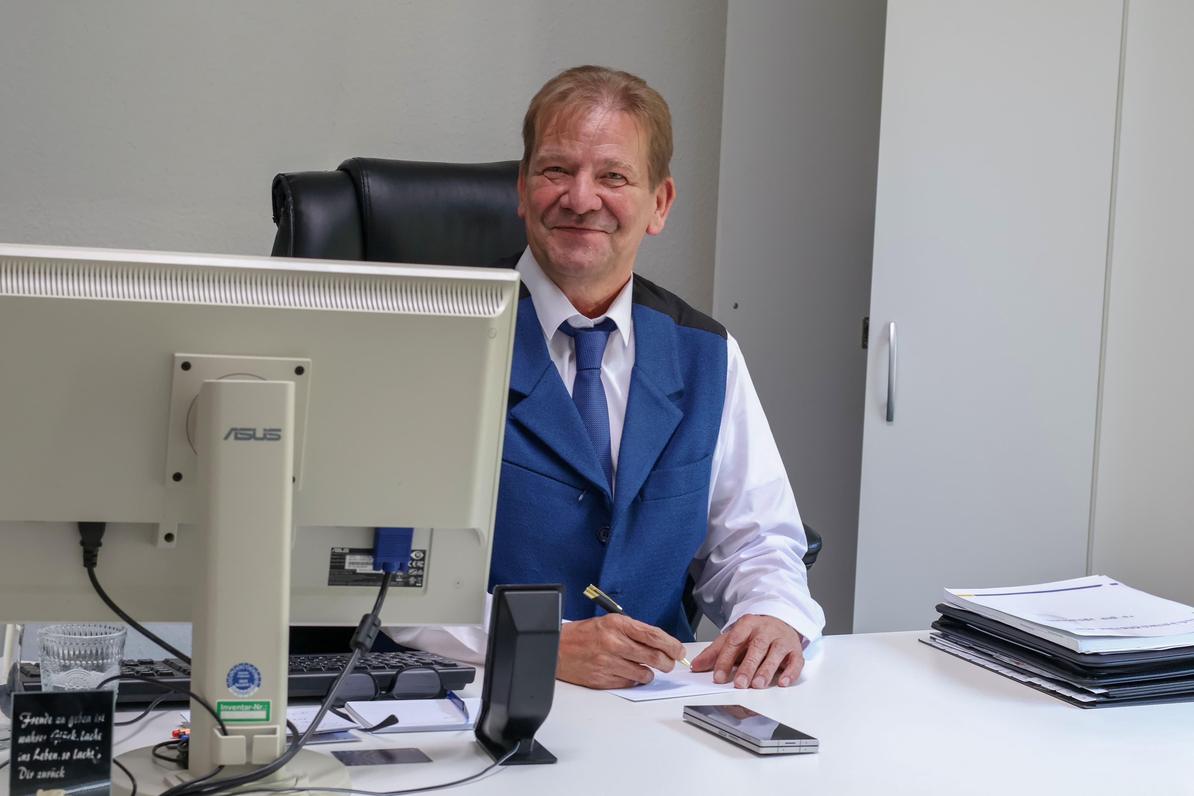 Inhaber Uwe Girse am Schreibtisch
